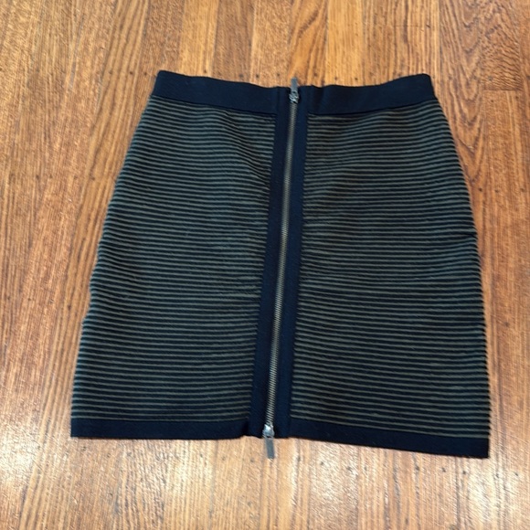 Banana Republic Striped Extra-Fine Merino Wool Skirt - women's size small - Picture 5 of 6